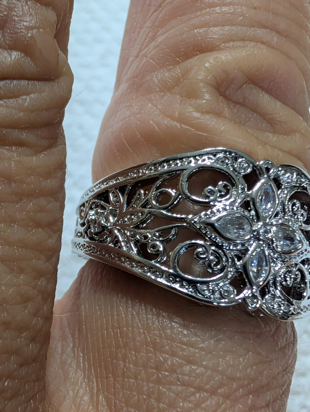 Size 8 Intricate Silver Dinner Ring Like New
